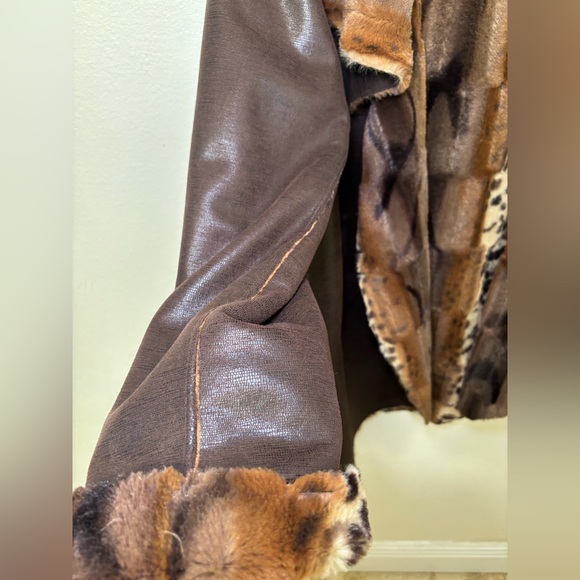 Vintage 90s reversible Brown Faux Fur Coat with Animal Print Lining - Picture 5 of 12